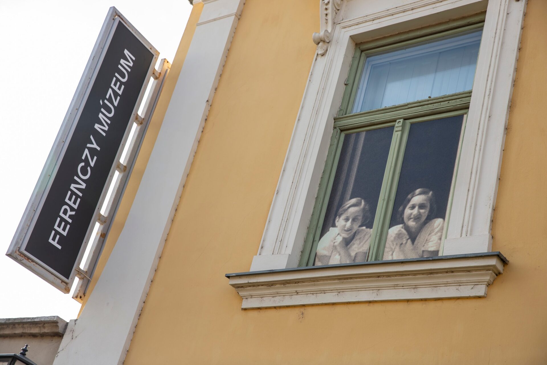 Jut is, marad is? I Az időzsonglőr Júlia I Vajda Júlia-kamarakiállítás